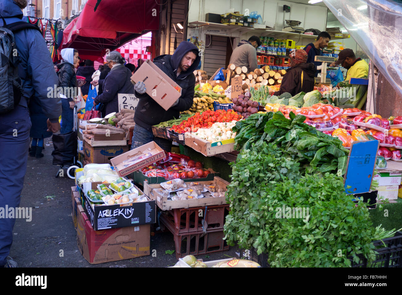 Affichage des fruits et légumes en face de légumes à Brixton dans le sud de Londres Banque D'Images