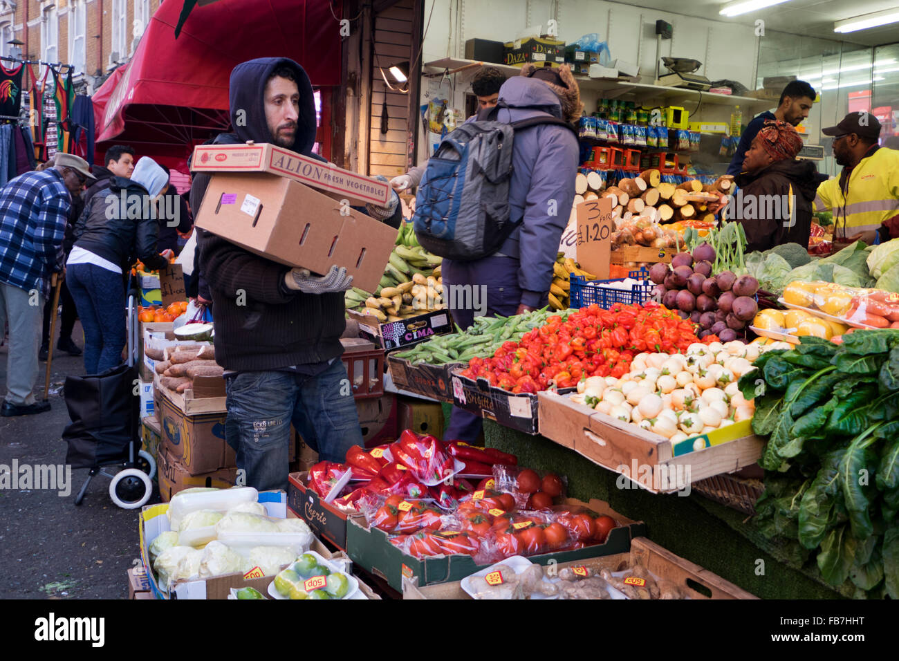 Affichage des fruits et légumes en face de légumes à Brixton dans le sud de Londres Banque D'Images