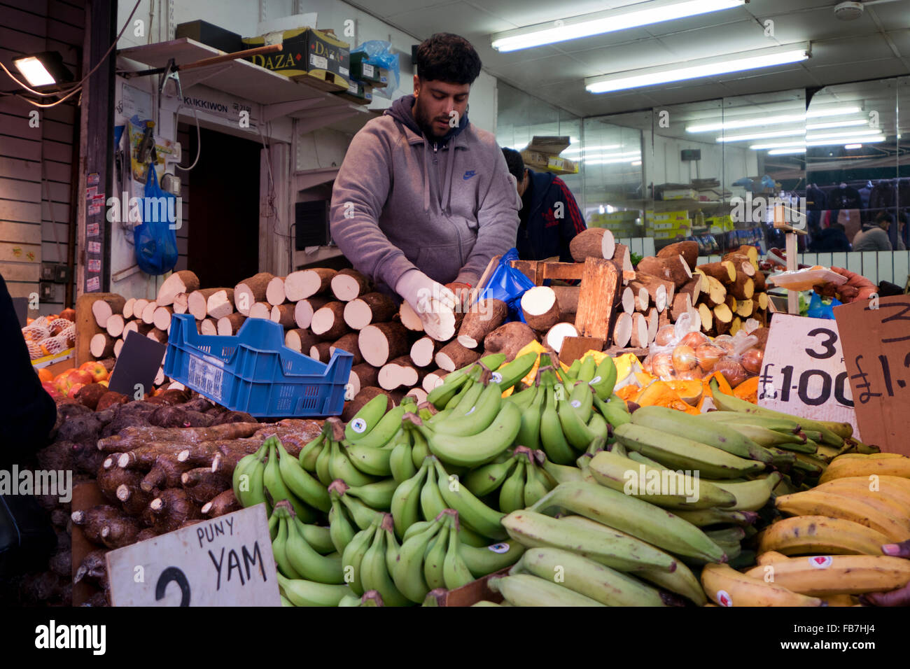 Affichage des fruits et légumes en face de légumes à Brixton dans le sud de Londres Banque D'Images