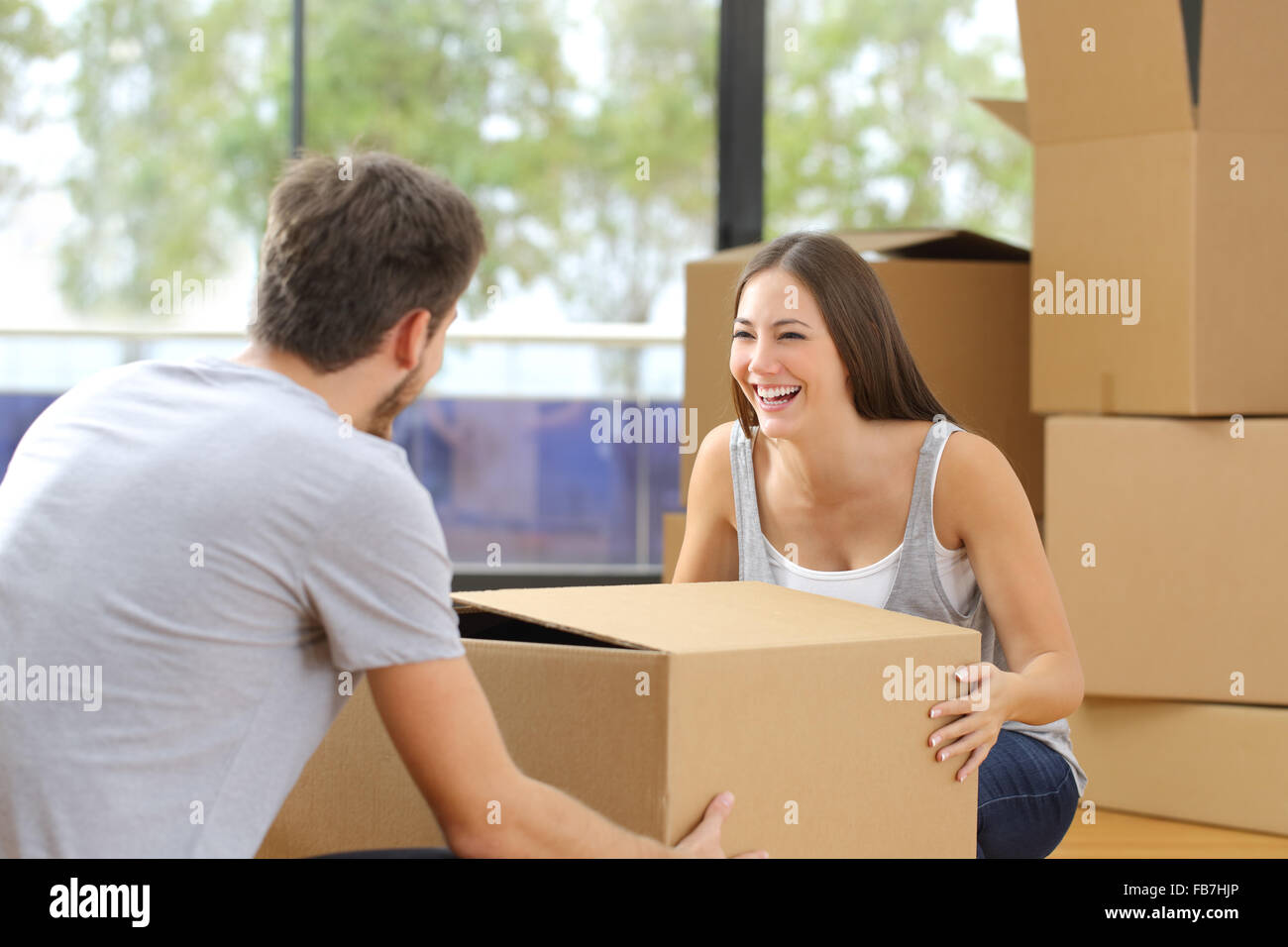 Couple heureux mariage ou boîtes de déménagement accueil Banque D'Images
