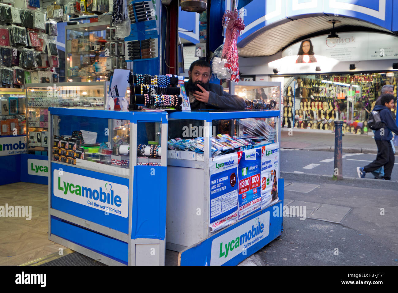 Vente de stand mobile phone accessories dans rues de Brixton dans le sud de Londres Banque D'Images