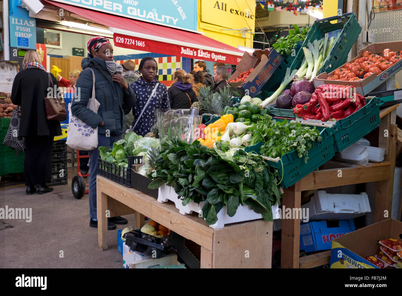 Affichage des fruits et légumes en face de légumes à Brixton dans le sud de Londres Banque D'Images