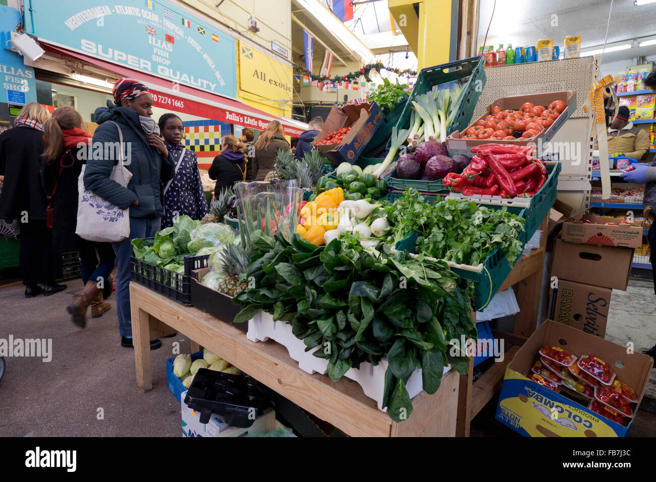 Affichage des fruits et légumes en face de légumes à Brixton dans le sud de Londres Banque D'Images