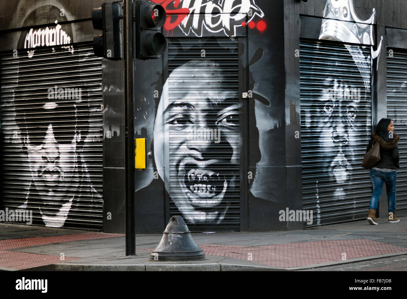 Peinture murale par titlegraffiti d'icônes rap partie d'enregistrer à partir de la campagne de Brixton gentrification et éviction des boutiques par Network Rail Banque D'Images
