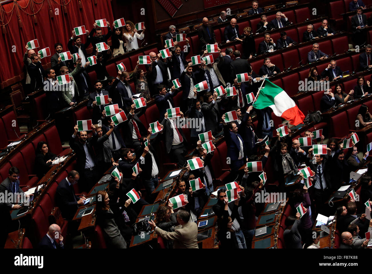 Le mouvement de protestation 5 étoile cette vague de drapeaux et bannières italien Rome 11e Janvier 2016. Chambre des députés. Votation finale Banque D'Images