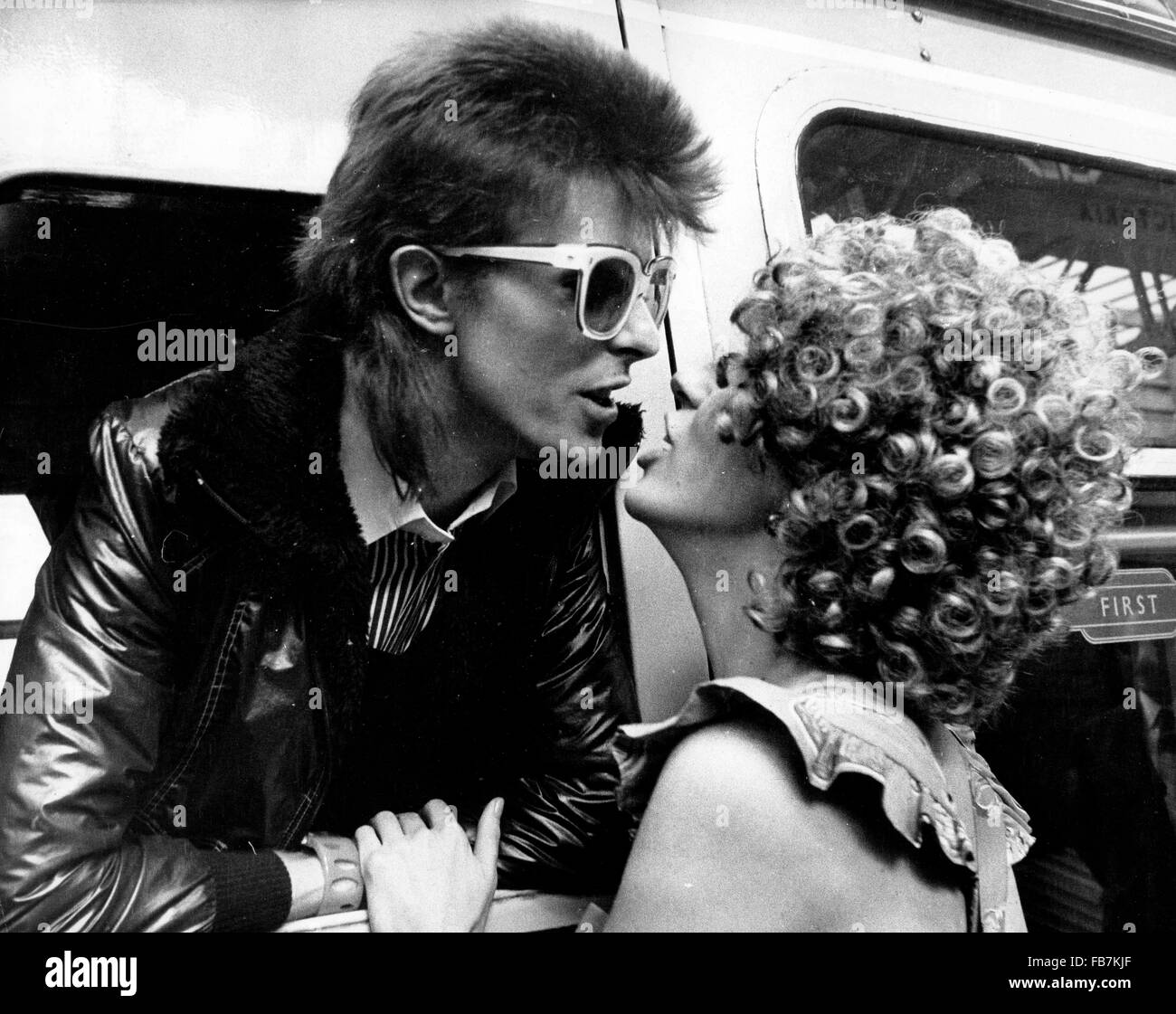 Jan 11, 2016 - David Bowie, l'infiniment modifiable, férocement des auteur-compositeur qui a enseigné à des générations de musiciens sur le pouvoir de l'art dramatique, images et personae, est mort dimanche, entourés de leur famille. Il a été 69. Bowie est décédé après 18 mois de lutte contre le cancer. Sur la photo : 9 juillet, 1973 - Londres, Angleterre, Royaume-Uni - pop star David Bowie embrasse sa première épouse ANGELA de l'intérieur de son train à la gare de Victoria. Il est à Paris pour lancer l'enregistrement de son dernier LP. (Crédit Image : © Keystone Press Agency/Keystone USA par ZUMAPRESS.com) Banque D'Images