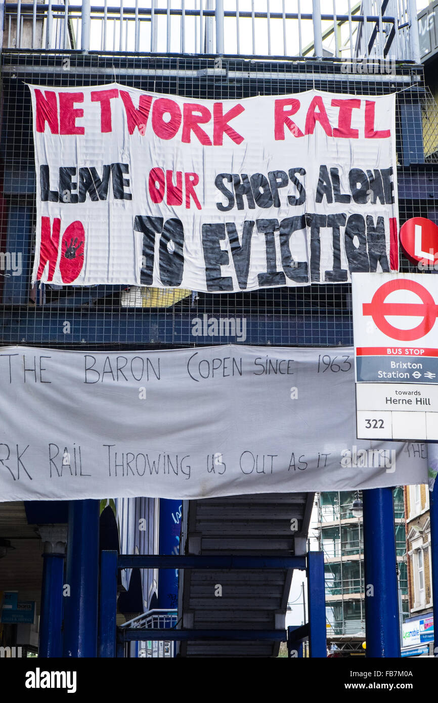 Protestation contre les militants locaux à Network Rail pour sauver les entreprises locales. Banque D'Images