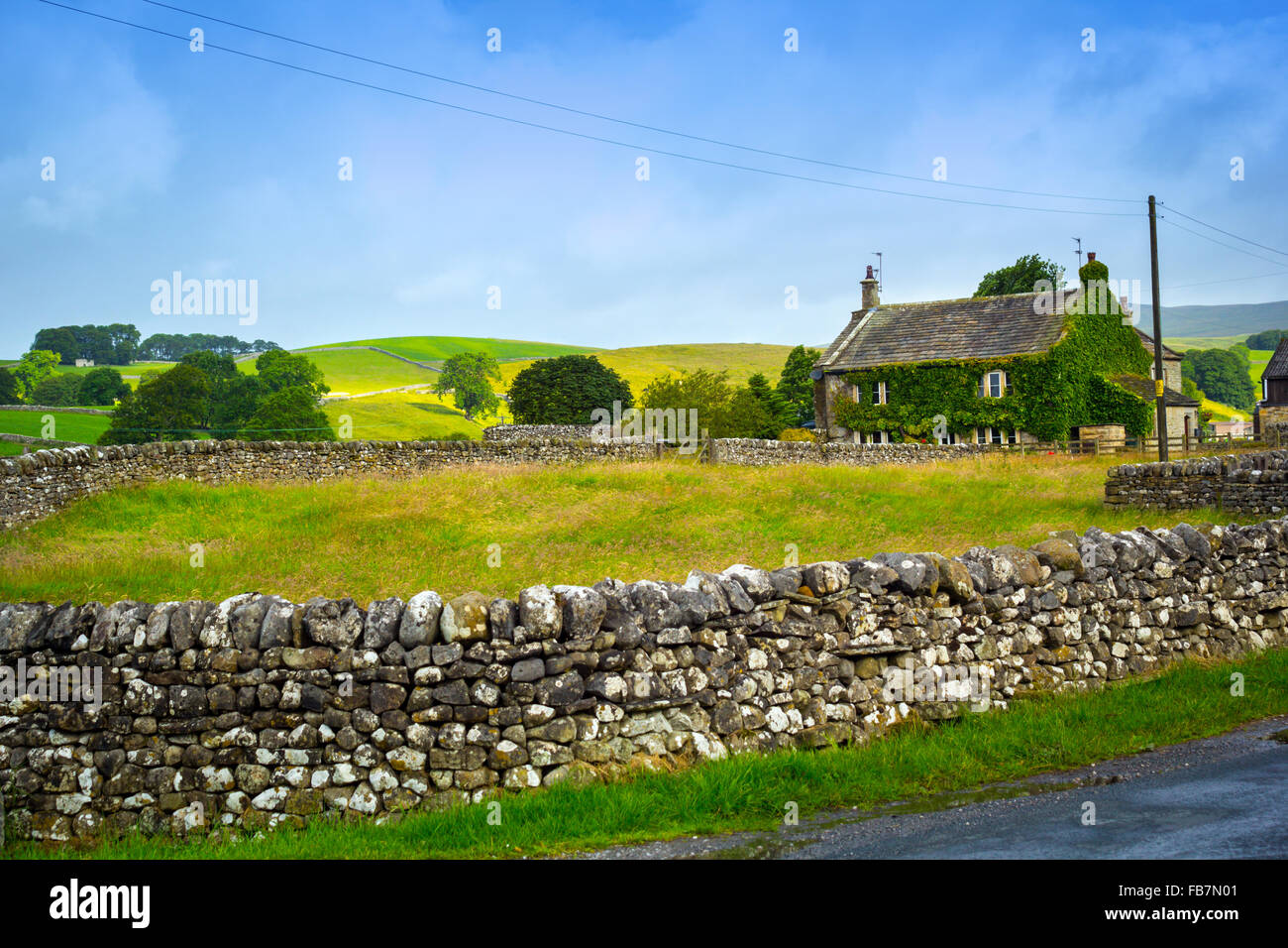 Belle, vieille cottage anglais avec mur de pierre, Yorkshire, Angleterre Banque D'Images