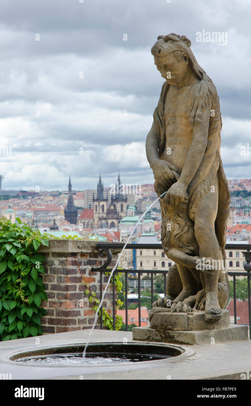 Prague. Fontaine de Hercules. Vue depuis les jardins sous le château de Prague (le jardin sur le Bastion) Banque D'Images