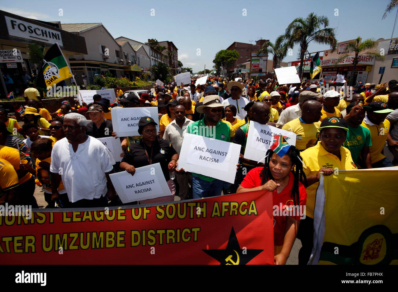 L'Afrique du Sud, de Scottburgh. 11 janvier, 2016. Environ 1000 personnes ont défilé dans la ville natale de Scottburgh, Penny Sparrow, pour protester contre le racisme, y compris l'Afrique du Sud, ministre des arts et de la culture nationale Nathi Mthetthwa. Un peu plus d'une semaine plus tôt, l'agent immobilier a fait des commentaires racistes sur Facebook où elle s'est plainte que les plages étaient bondées de trop de noirs et les a comparés à des singes. Credit : Giordano Stolley/Alamy Live News Banque D'Images