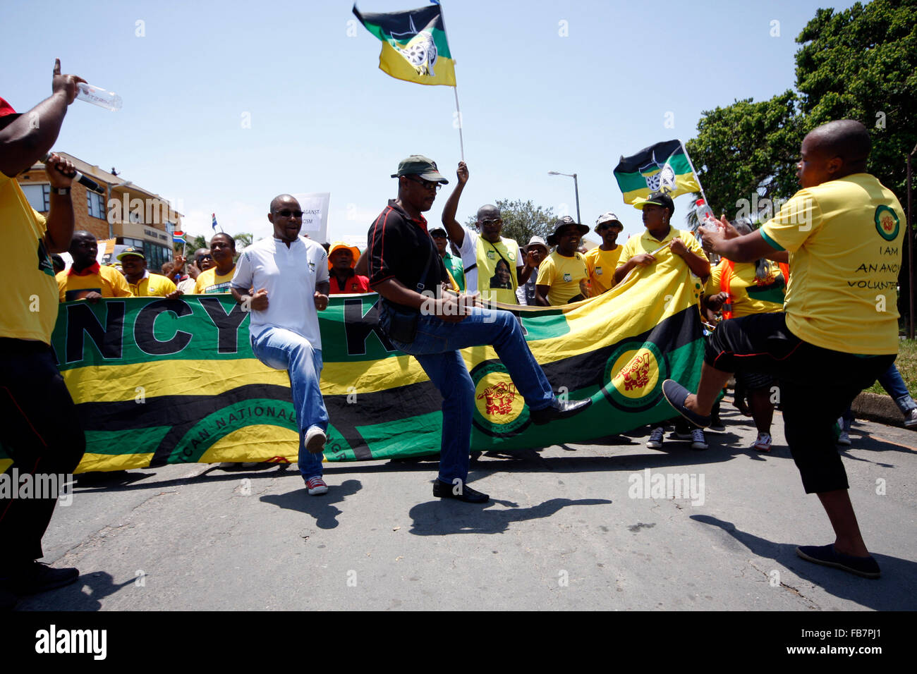 L'Afrique du Sud, de Scottburgh. 11 janvier, 2016. Les membres de la Ligue des jeunes du Congrès national africain en face de danse une environ 1000 personnes, qui ont défilé dans la ville natale de Scottburgh, Penny Sparrow, pour protester contre le racisme. Parmi ceux marchin nationale d'Afrique du Sud a été Arts et culture ministre Nathi Mthetthwa. Un peu plus d'une semaine plus tôt, l'ancien agent immobilier Sparrow a fait des commentaires racistes sur Facebook où elle s'est plainte que les plages étaient bondées de trop de noirs et les a comparés à des singes. Credit : Giordano Stolley/Alamy Live News Banque D'Images