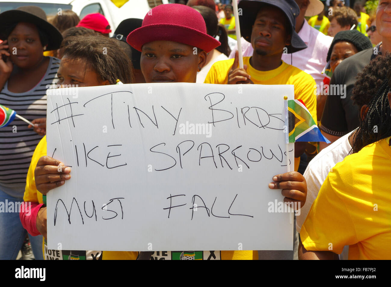 L'Afrique du Sud, de Scottburgh. 11 janvier, 2016. C'était un f les quelque 1000 personnes qui ont défilé dans la ville natale de Scottburgh, Penny Sparrow, pour protester contre le racisme. Un peu plus d'une semaine plus tôt, l'agent immobilier Sparrow a fait des commentaires racistes sur Facebook où elle se plaint du fait que les plages de l'Afrique du Sud ont été encombrée de trop de noirs et les a comparés à des singes. Credit : Giordano Stolley/Alamy Live News Banque D'Images