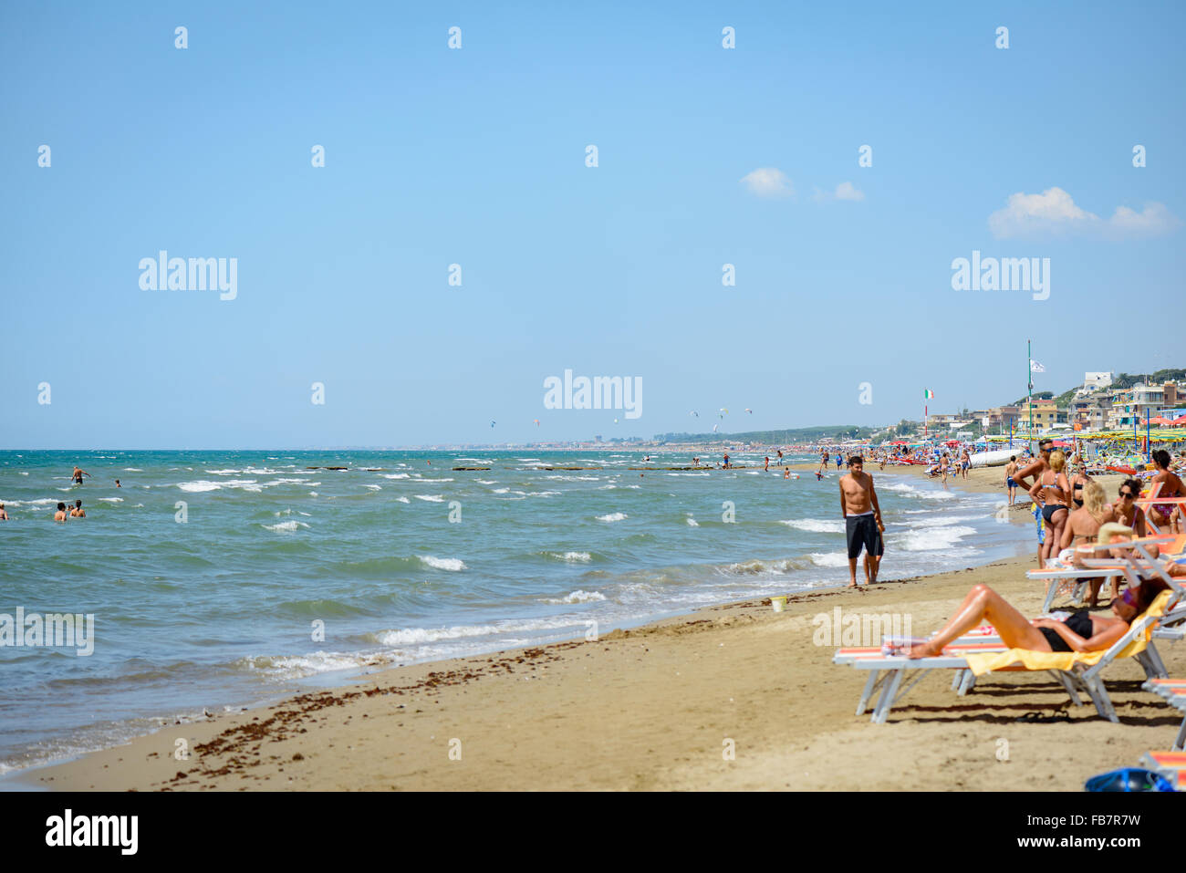 Rome, Italie - 12 août 2015 : les gens s'amuser et se détendre dans une plage italienne Banque D'Images