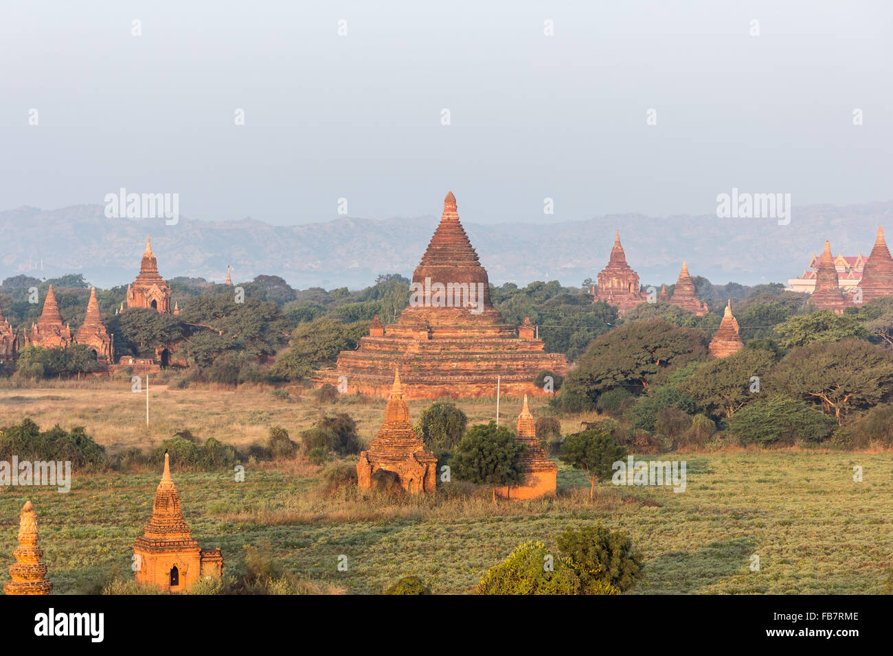 Vue de la pagode Shwe Sandaw pendant le coucher du soleil à Bagan, Myanmar Banque D'Images
