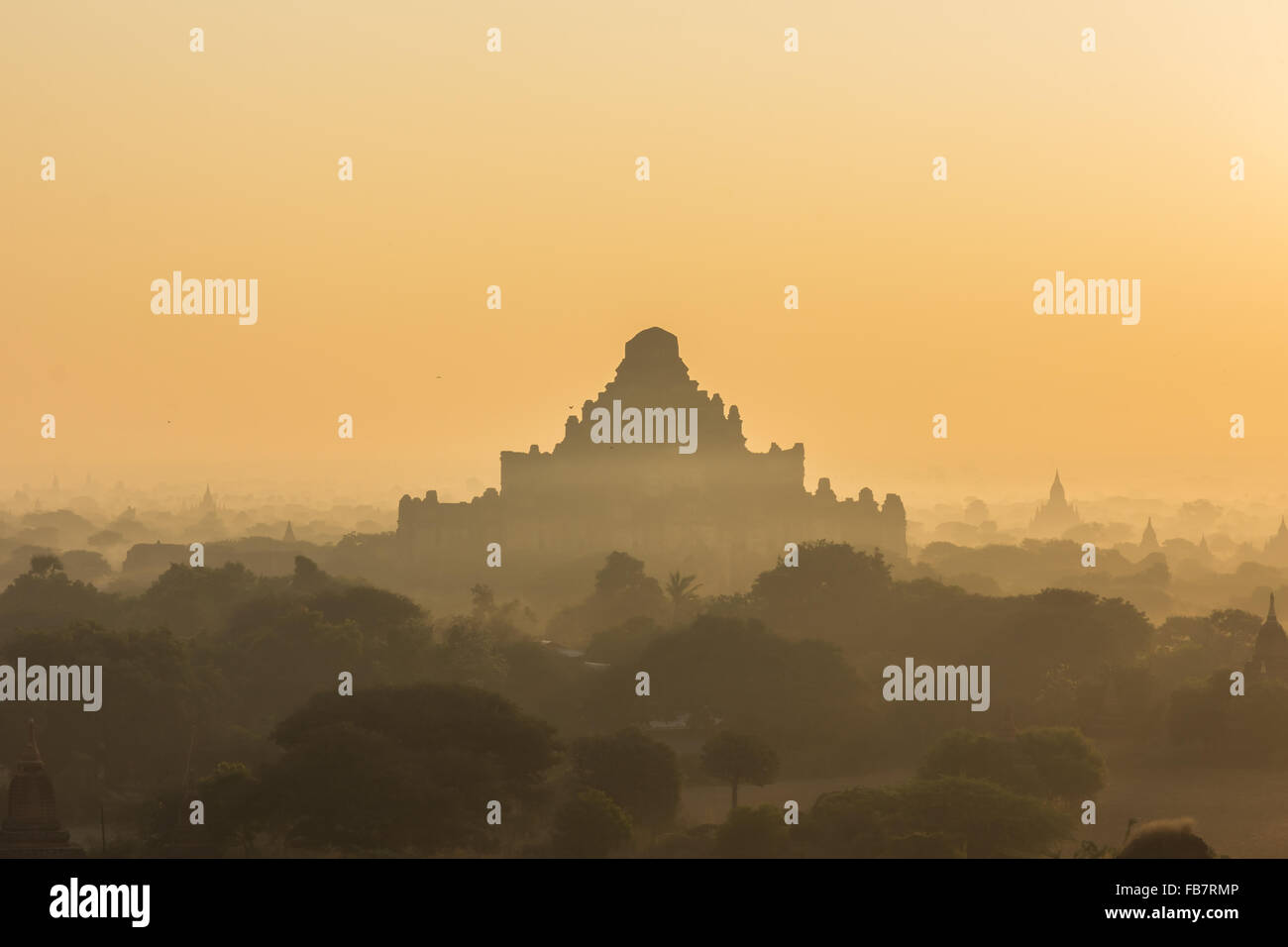Pagode Silhouette sur heure du lever au matin et ballon à Bagan, Myanmar Banque D'Images