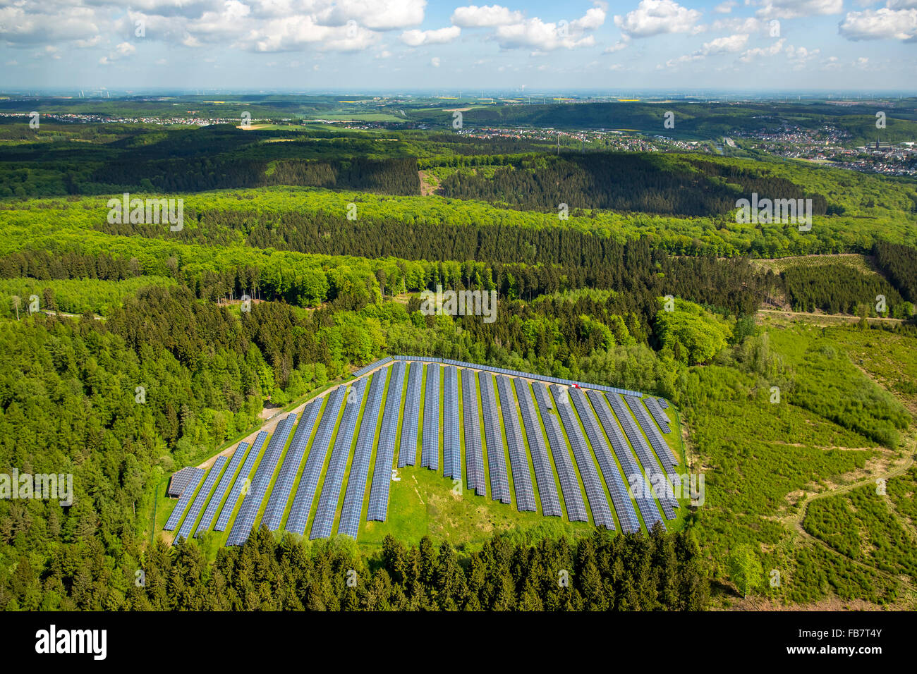 Vue aérienne, centrale solaire dans la forêt, Arnsberg-Holzen, l'énergie solaire dans la forêt, d'Eneergie, forêt mixte,Arnsberg Banque D'Images