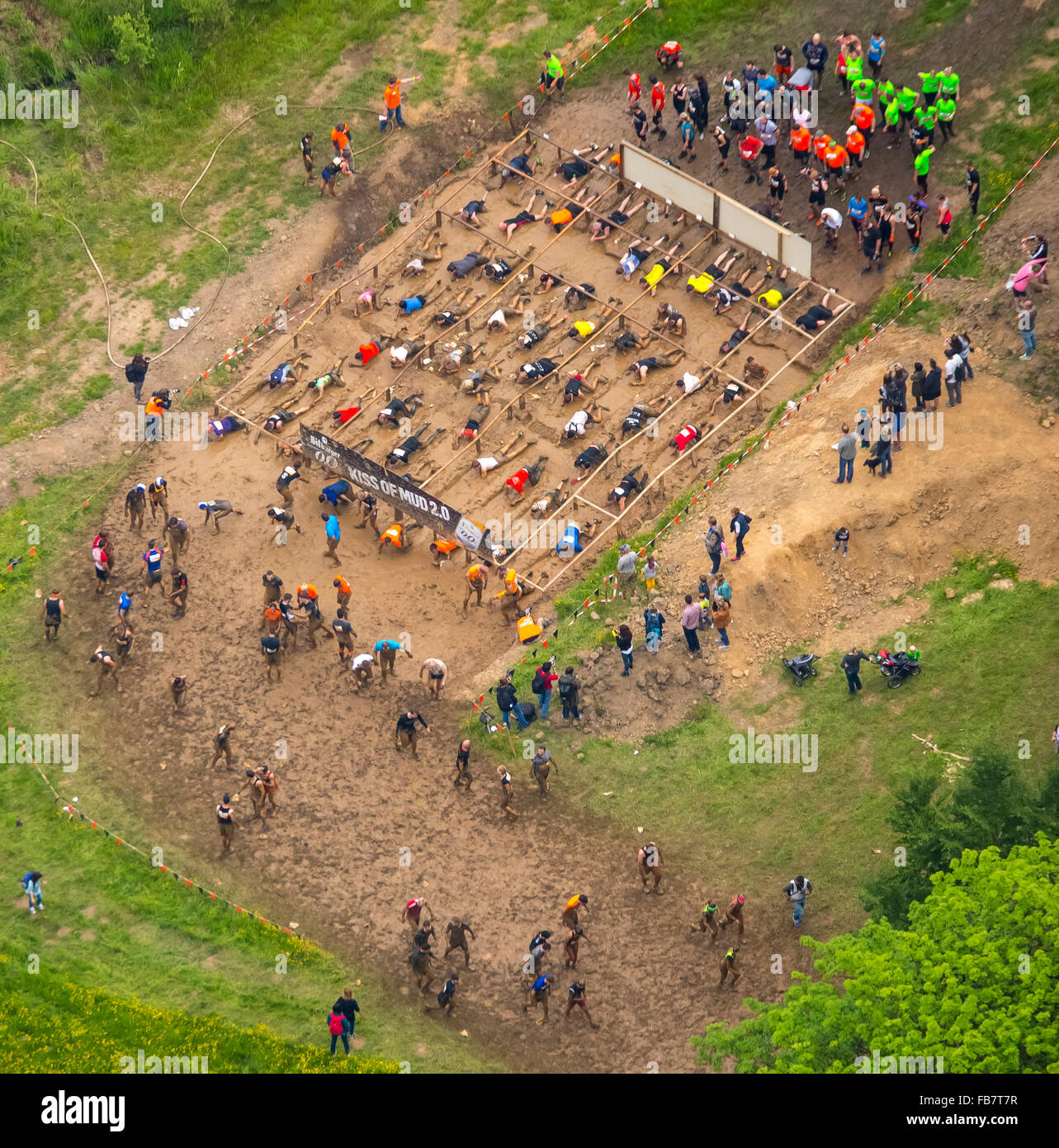Vue aérienne, des sports extrêmes, de boue Parkour avec du fil de fer barbelé renforts, mur d'escalade, Tough Mudder - les calomnies ultime Banque D'Images