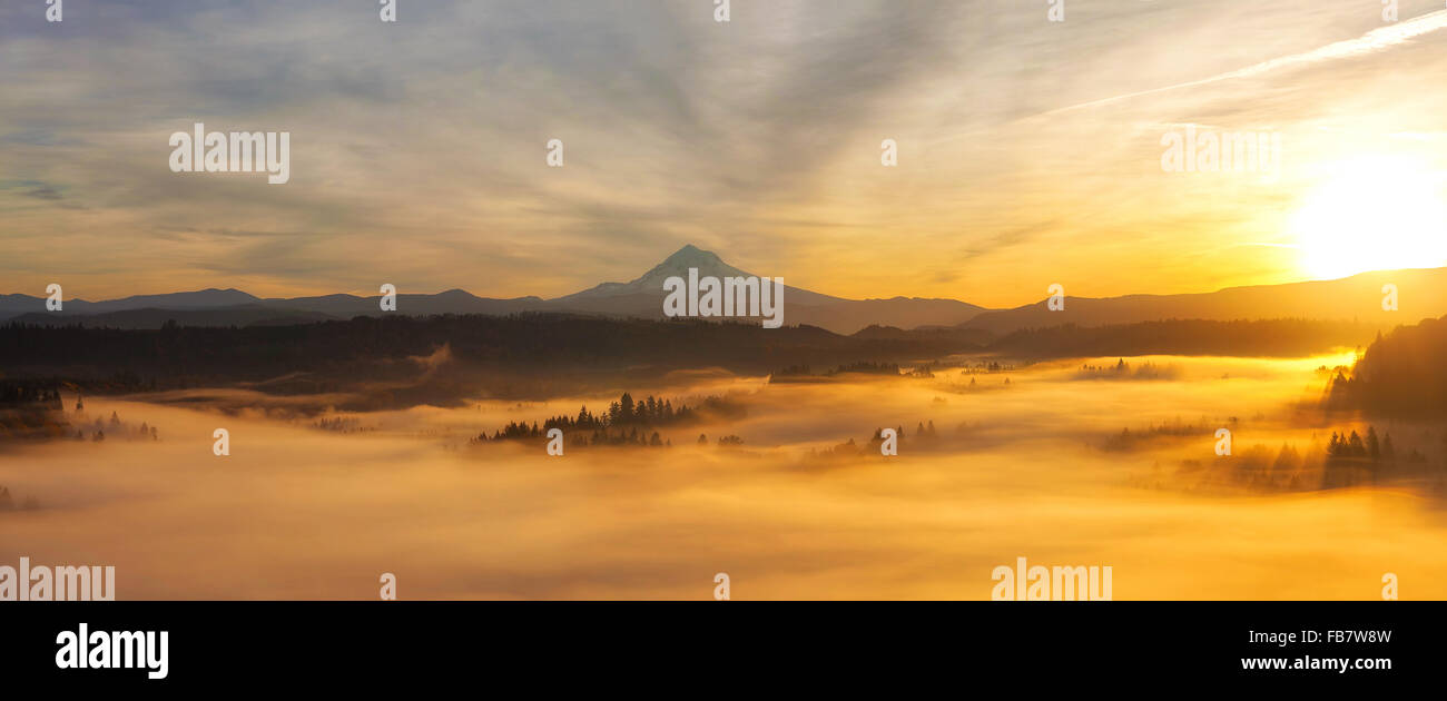 Lever de soleil au-dessus de Mt Hood et brumeuse de la vallée vue Belvédère Sandy Oregon Panorama Banque D'Images