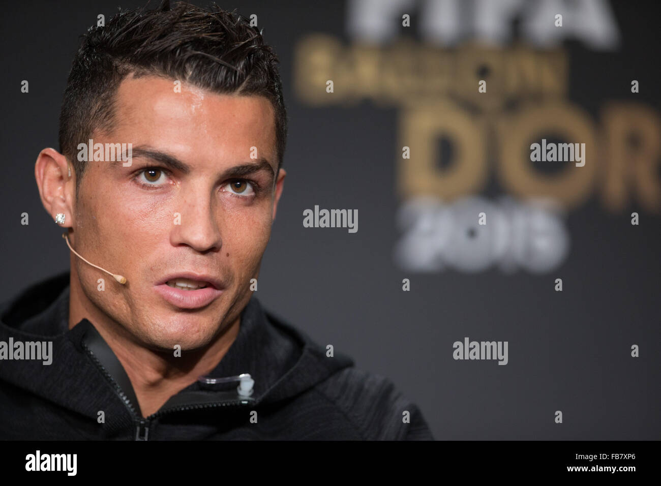 Zurich, Suisse. Jan 11, 2016. Candidature à la Coupe du Monde 2015 Joueur de l'année du Real Madrid Cristiano Ronaldo du Portugal assiste à une conférence de presse avant le Ballon d'Or 2015 Cérémonie de remise des prix à Zurich, Suisse, le 11 janvier 2016. © Xu Jinquan/Xinhua/Alamy Live News Banque D'Images