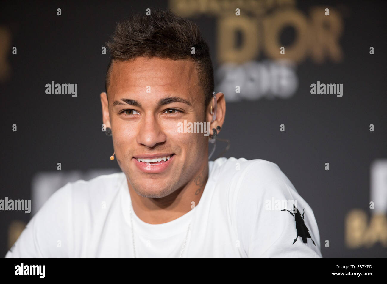 Zurich, Suisse. Jan 11, 2016. Candidature à la Coupe du Monde 2015 Joueur de l'année de Neymar du FC Barcelone Brésil assiste à une conférence de presse avant le Ballon d'Or 2015 Cérémonie de remise des prix à Zurich, Suisse, le 11 janvier 2016. © Xu Jinquan/Xinhua/Alamy Live News Banque D'Images