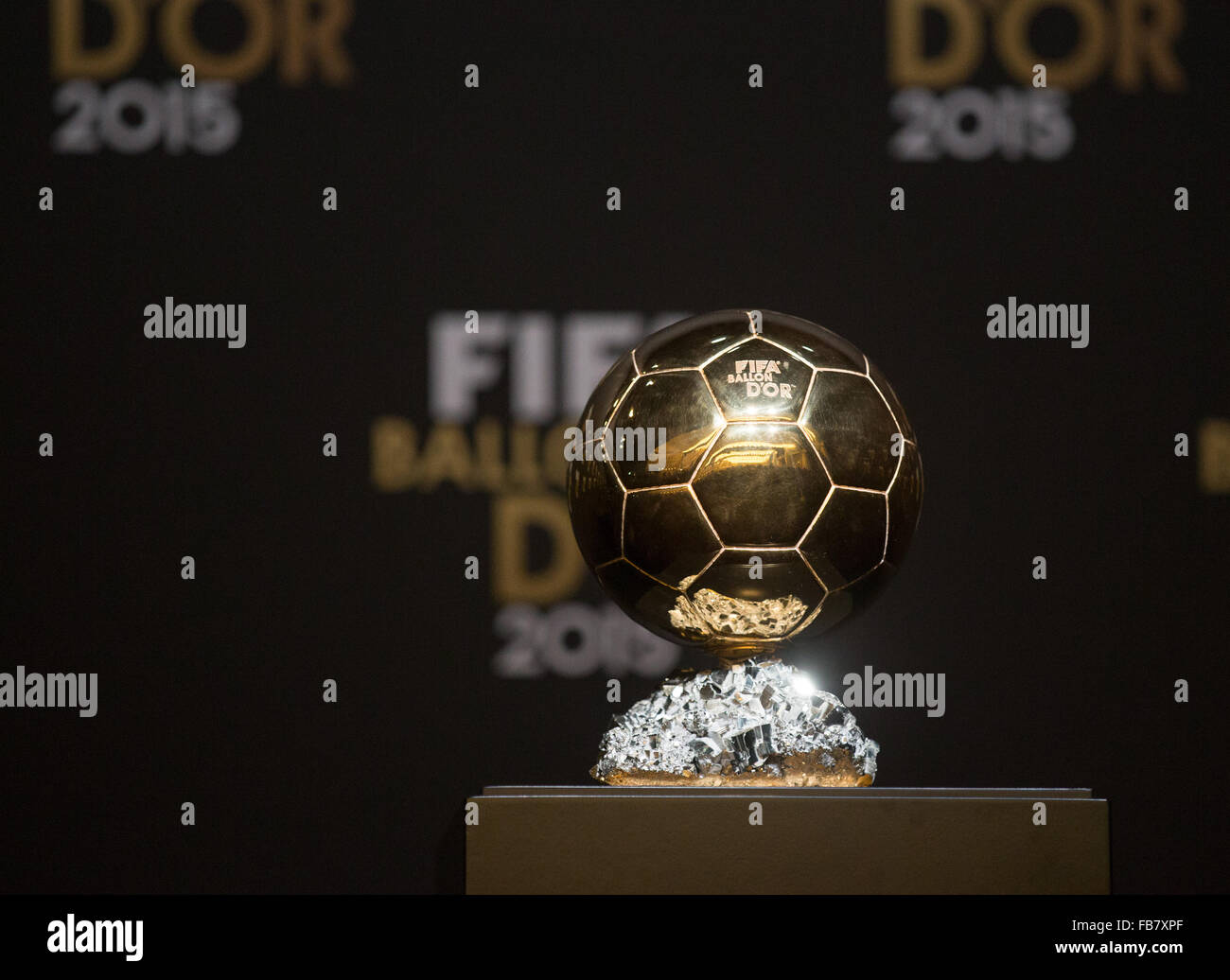 Fifa ballon d'or trophy Banque de photographies et d'images à haute  résolution - Alamy