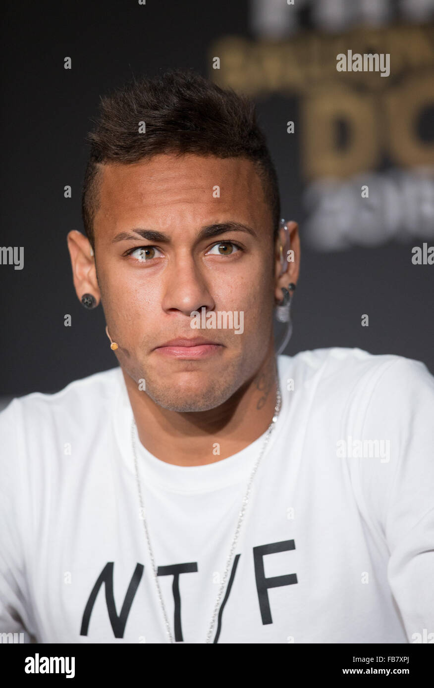 Zurich, Suisse. Jan 11, 2016. Candidature à la Coupe du Monde 2015 Joueur de l'année de Neymar du FC Barcelone Brésil assiste à une conférence de presse avant le Ballon d'Or 2015 Cérémonie de remise des prix à Zurich, Suisse, le 11 janvier 2016. © Xu Jinquan/Xinhua/Alamy Live News Banque D'Images