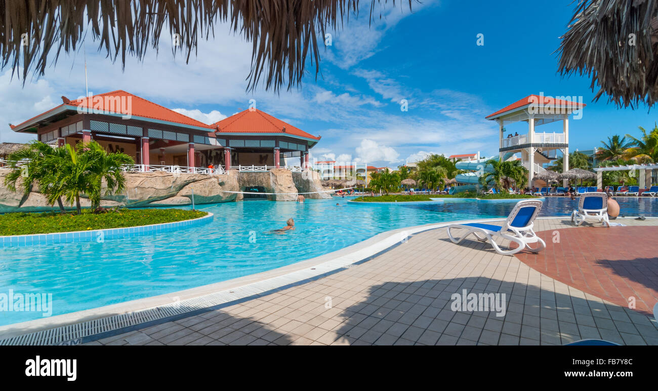Beau ciel bleu maison de vacances à Cuba. Vue depuis la piscine principale, de vacances escapade à Varadero. Banque D'Images