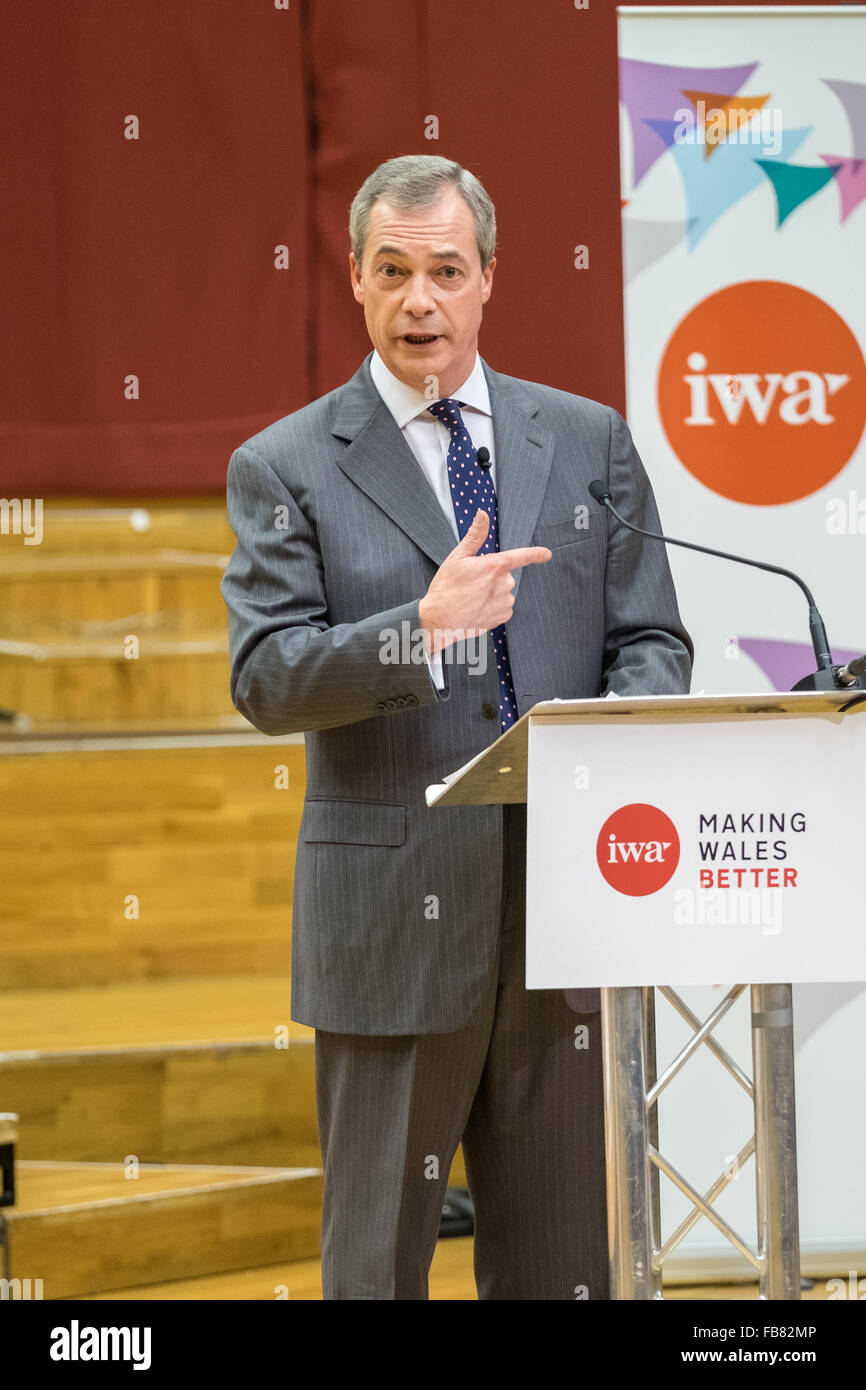 Wales Millennium Centre, la baie de Cardiff, Cardiff, Pays de Galles, le 11 janvier 2016 : IWA (Institut des affaires galloises), en partenariat avec l'Université de Cardiff, organise un débat entre Premier Ministre et Jones medievale Nigel Farage, le référendum européen et l'avenir du Royaume-Uni dans l'Union européenne. Crédit : Daniel Damaschin/Alamy Live News Banque D'Images