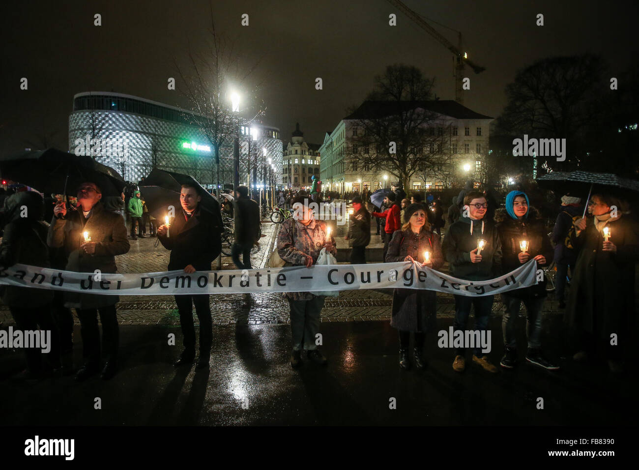 (160112)-- LEIPZIG, 12 janvier 2016(AFP)-- gens tenant des bougies et une bannière disant 'courage' assister à un rassemblement, à Leipzig, en Allemagne, le 11 janvier 2016. Formant un 'lumières' kilomètres de longueur, des milliers de personnes ont participé à un rassemblement contre le mouvement anti-Islam Legida dans l'est de la ville allemande de Leipzig lundi soir. (Xinhua/Zhang Fan)(l'azp) Banque D'Images