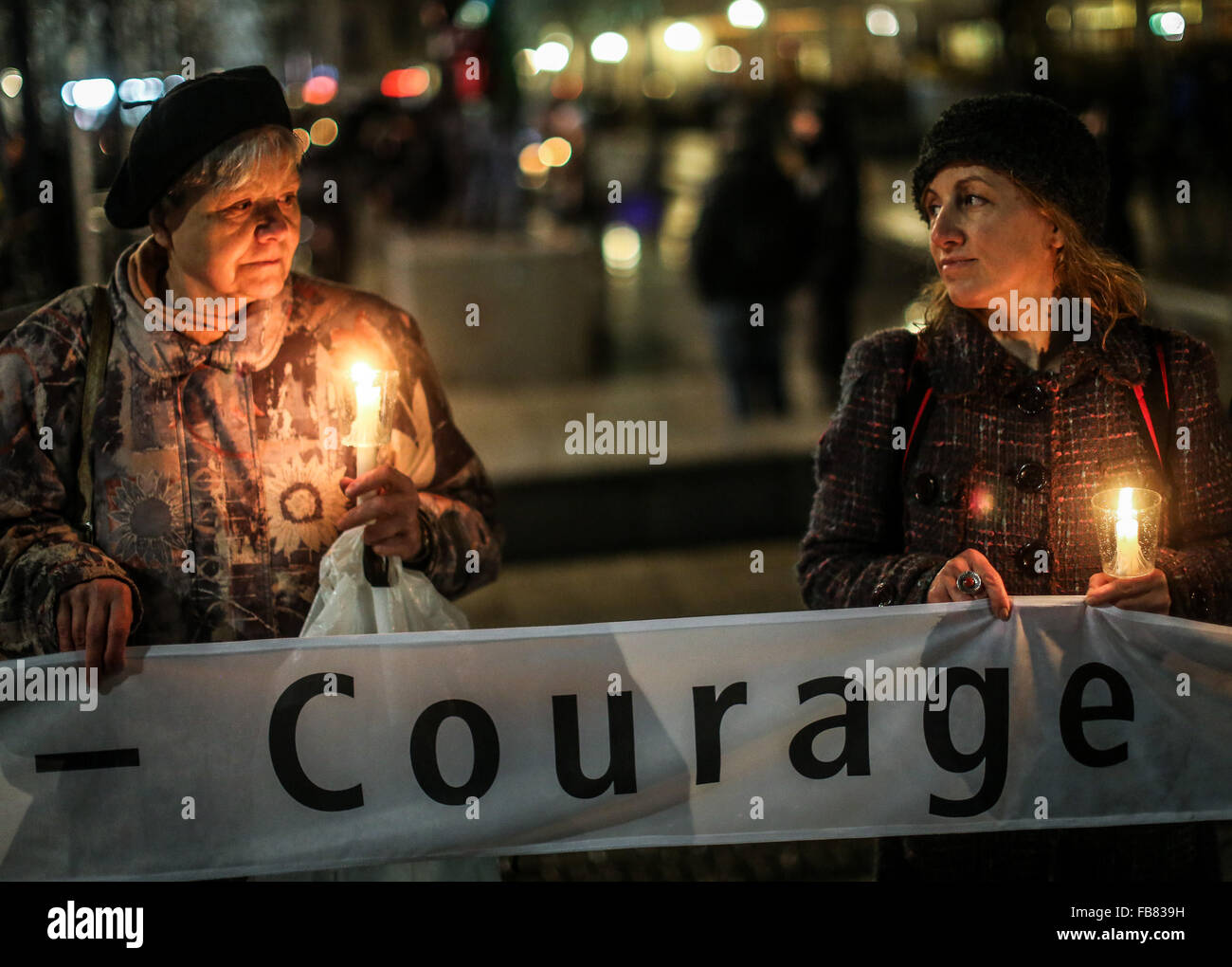 (160112)-- LEIPZIG, 12 janvier 2016(AFP)-- gens tenant des bougies et une bannière disant 'courage' assister à un rassemblement, à Leipzig, en Allemagne, le 11 janvier 2016. Formant un 'lumières' kilomètres de longueur, des milliers de personnes ont participé à un rassemblement contre le mouvement anti-Islam Legida dans l'est de la ville allemande de Leipzig lundi soir. (Xinhua/Zhang Fan)(l'azp) Banque D'Images