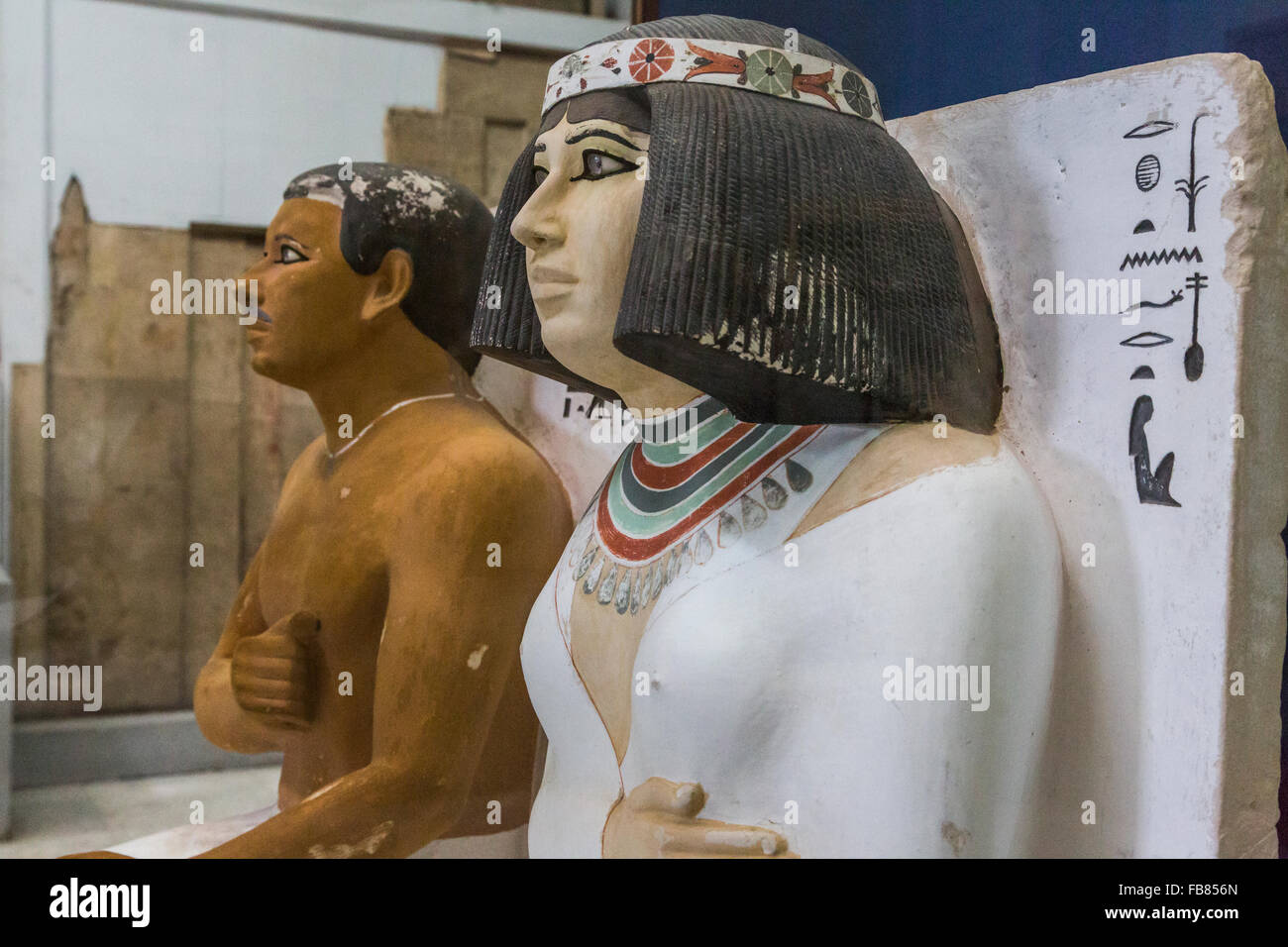 Calcaire peint les statues de Rahotep et de son épouse Nofret au Musée égyptien, Le Caire, Egypte Banque D'Images