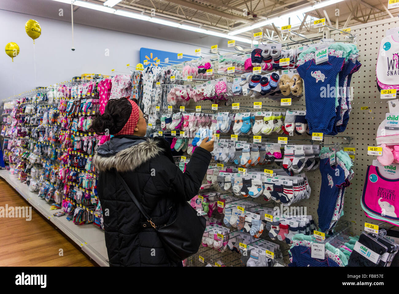 Femme enceinte à la recherche de vêtements de bébé magasin Walmart, Pasco, Washington State, USA Banque D'Images