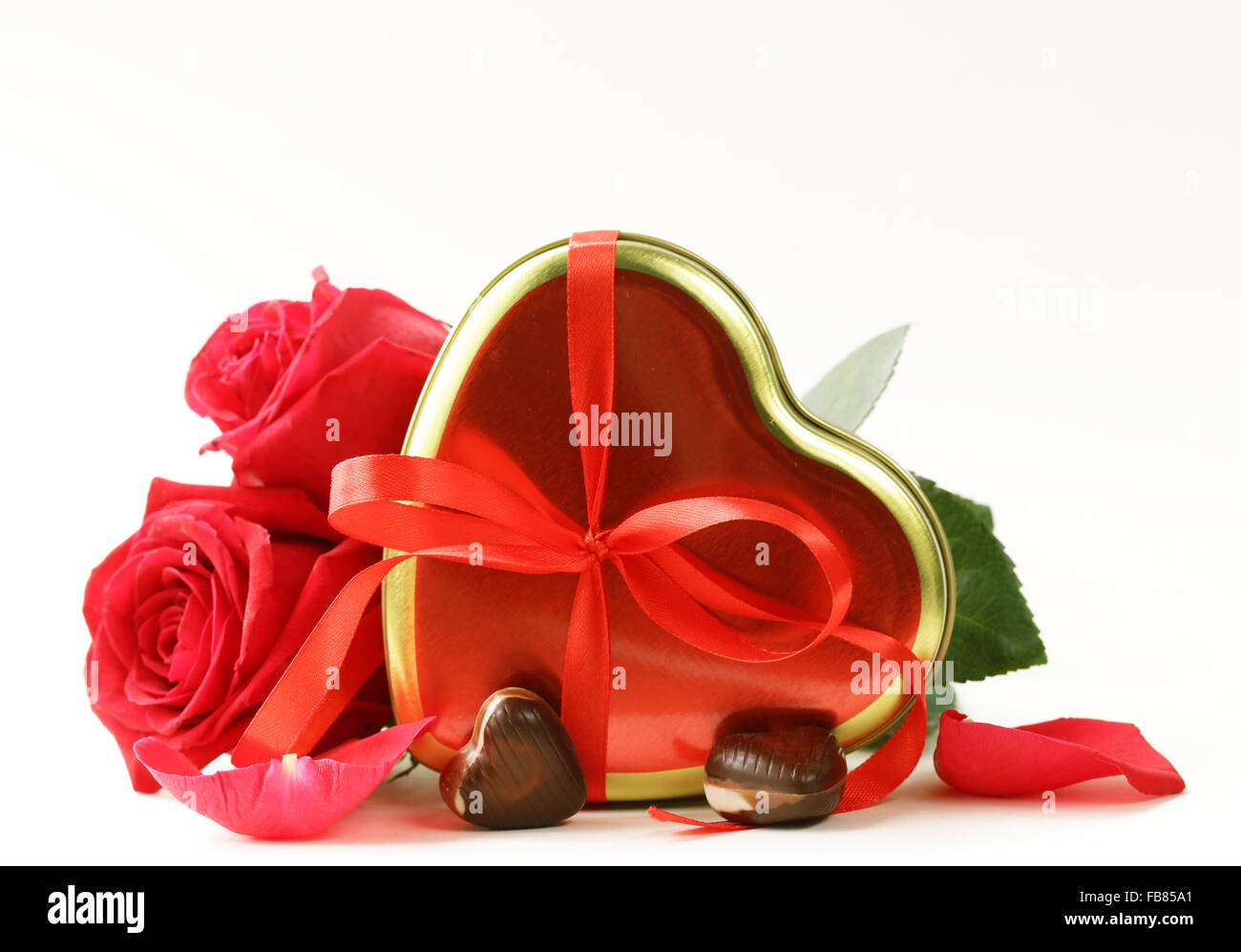 Fleurs roses, coeurs et cadeaux des fêtes de Saint-Jean la Saint-Valentin Banque D'Images