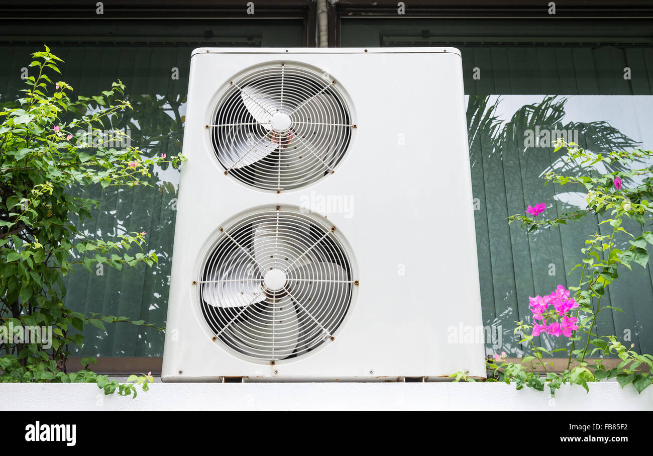 Ventilateur double unité de compresseur d'air près de la fenêtre à  l'extérieur de l'immeuble de bureaux Photo Stock - Alamy