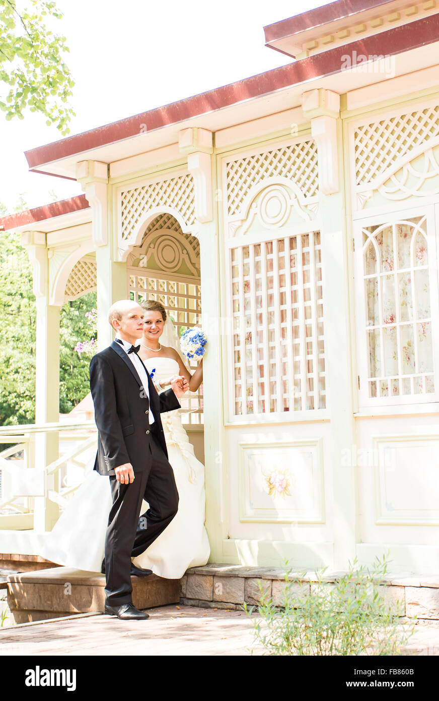 Couple de mariage romantique de s'amuser ensemble dans la nature en plein air Banque D'Images