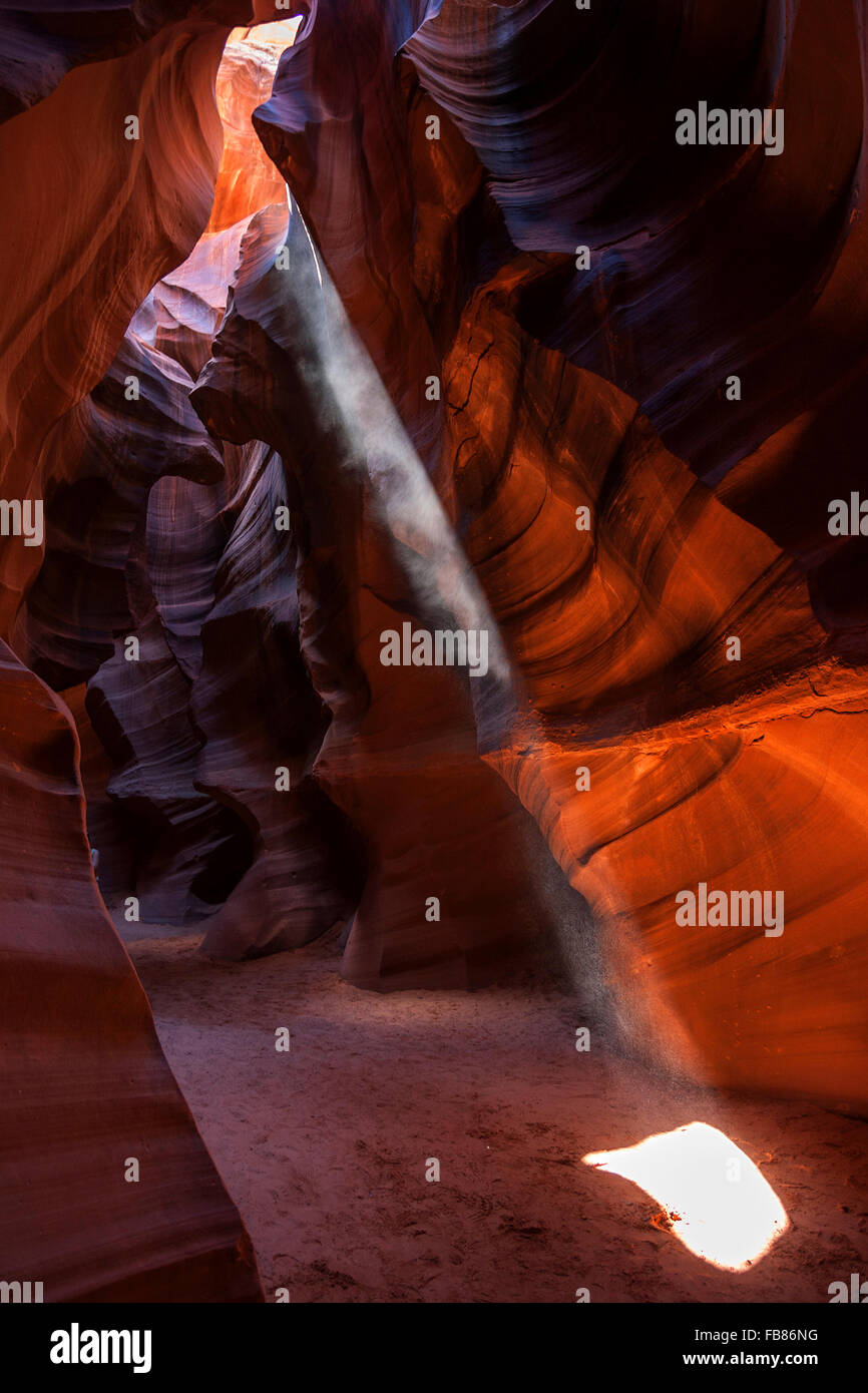 Formations de grès coloré avec la lumière, Upper Antelope Canyon, Slot Canyon, Page, Arizona, USA Banque D'Images