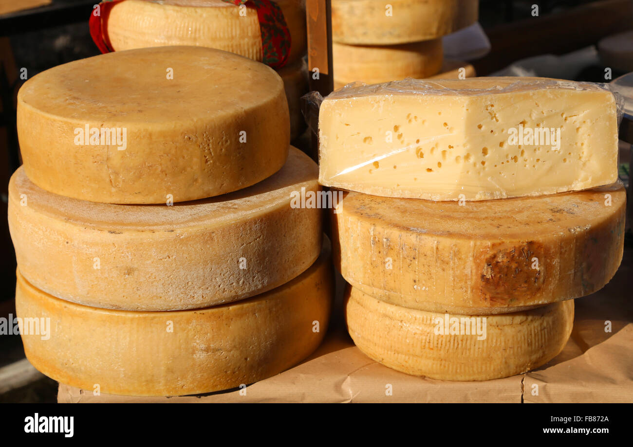 De nombreux fromages et fromages en vente sur le marché des produits alimentaires Banque D'Images