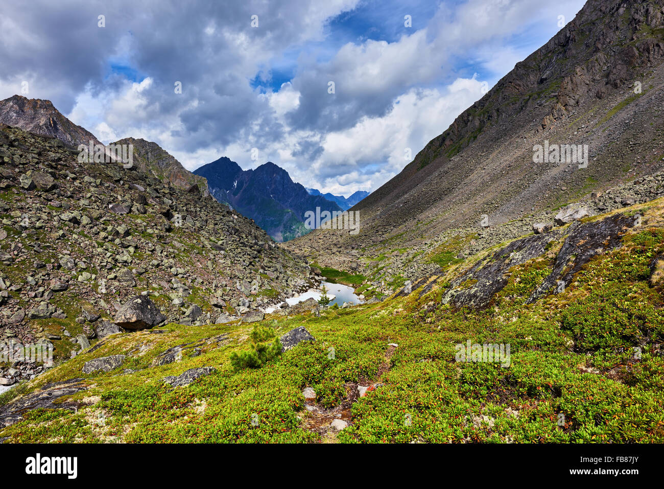 C'est un petit lac entre les pentes des montagnes dans la toundra de Sibérie Orientale Banque D'Images
