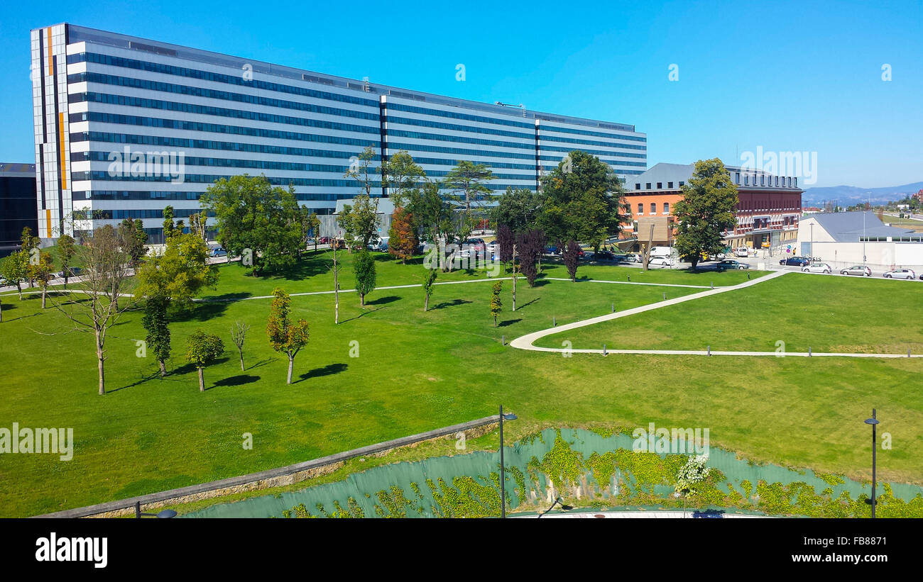 Bâtiment moderne dans un pré vert Banque D'Images