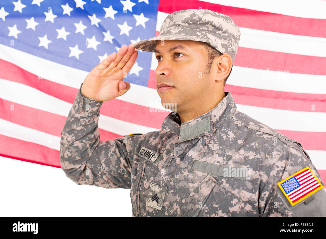Portrait of American soldier saluting sur us flag background Banque D'Images