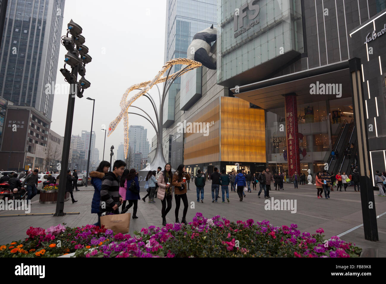 Tours de bureaux et des magasins dans le centre de Chengdu à Road. Banque D'Images