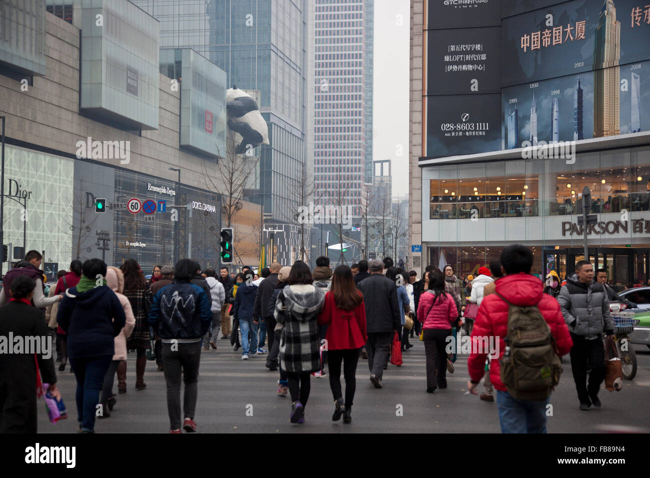 Tours de bureaux et des magasins dans le centre de Chengdu à Road. Banque D'Images