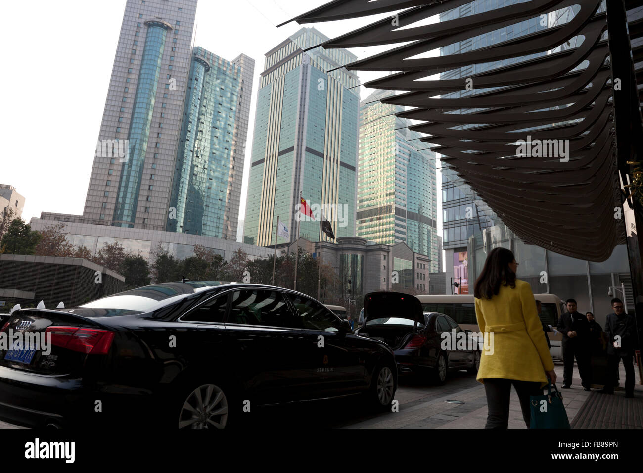 Les limousines garées devant un hôtel de luxe au milieu d'une surabondance d'immeubles de grande hauteur au centre de Chengdu en Chine. Banque D'Images