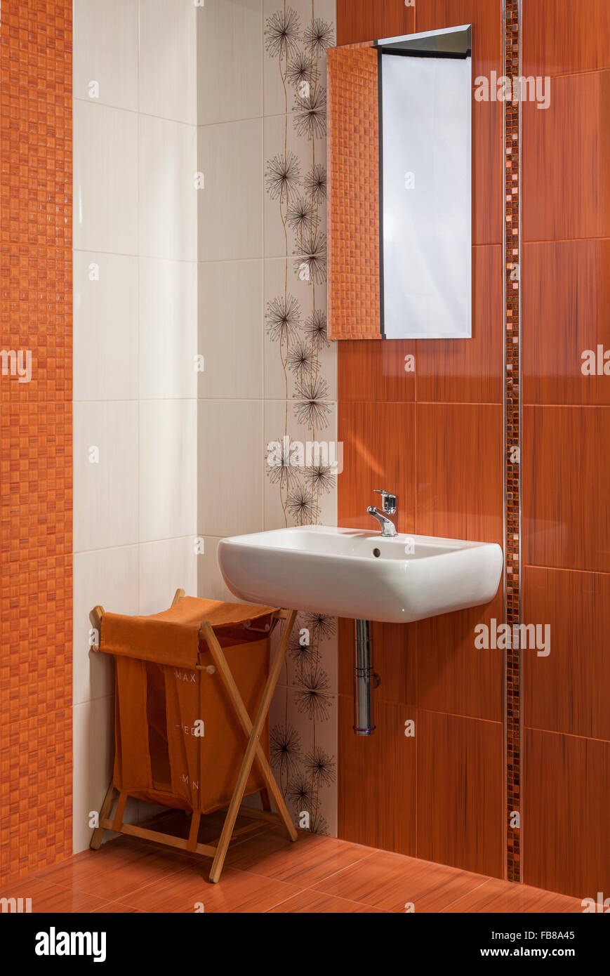 Détail d'une salle de bains privative moderne à l'intérieur orange Banque D'Images