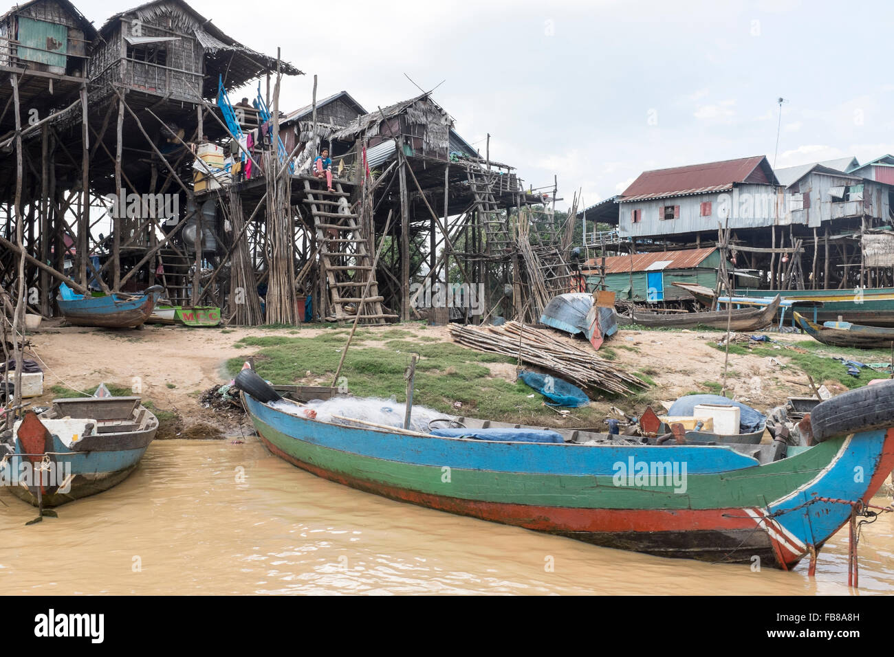 Une vue de la maisons sur pilotis de KOMPONG PHLUK, à Siem Reap, Cambodge. Banque D'Images