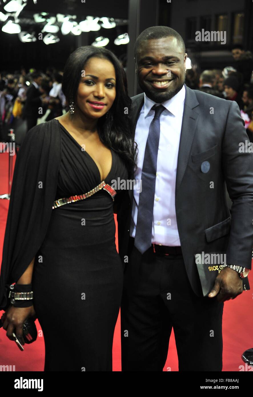 Zurich, Suisse. Jan 11, 2016. Le Prix du Fair Play FIFA 2015 gagnant GERALD ASAMOAH-ghanéen né footballeur allemand pose pour des photos avec sa femme sur le tapis rouge lors de l'arrivée pour 2015 FIFA Ballon d'or au Gala Kongresshaus de Zurich. Credit : Marcio Machado/ZUMA/Alamy Fil Live News Banque D'Images