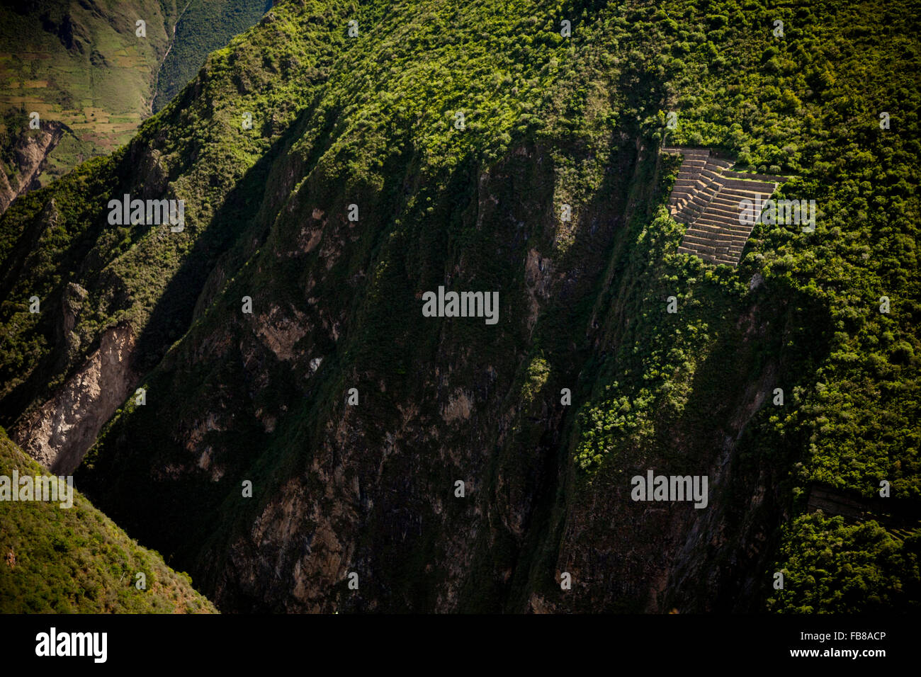 Ruines sur une haute terrasse de la ruine Choquequirao, complexe au Pérou. Banque D'Images