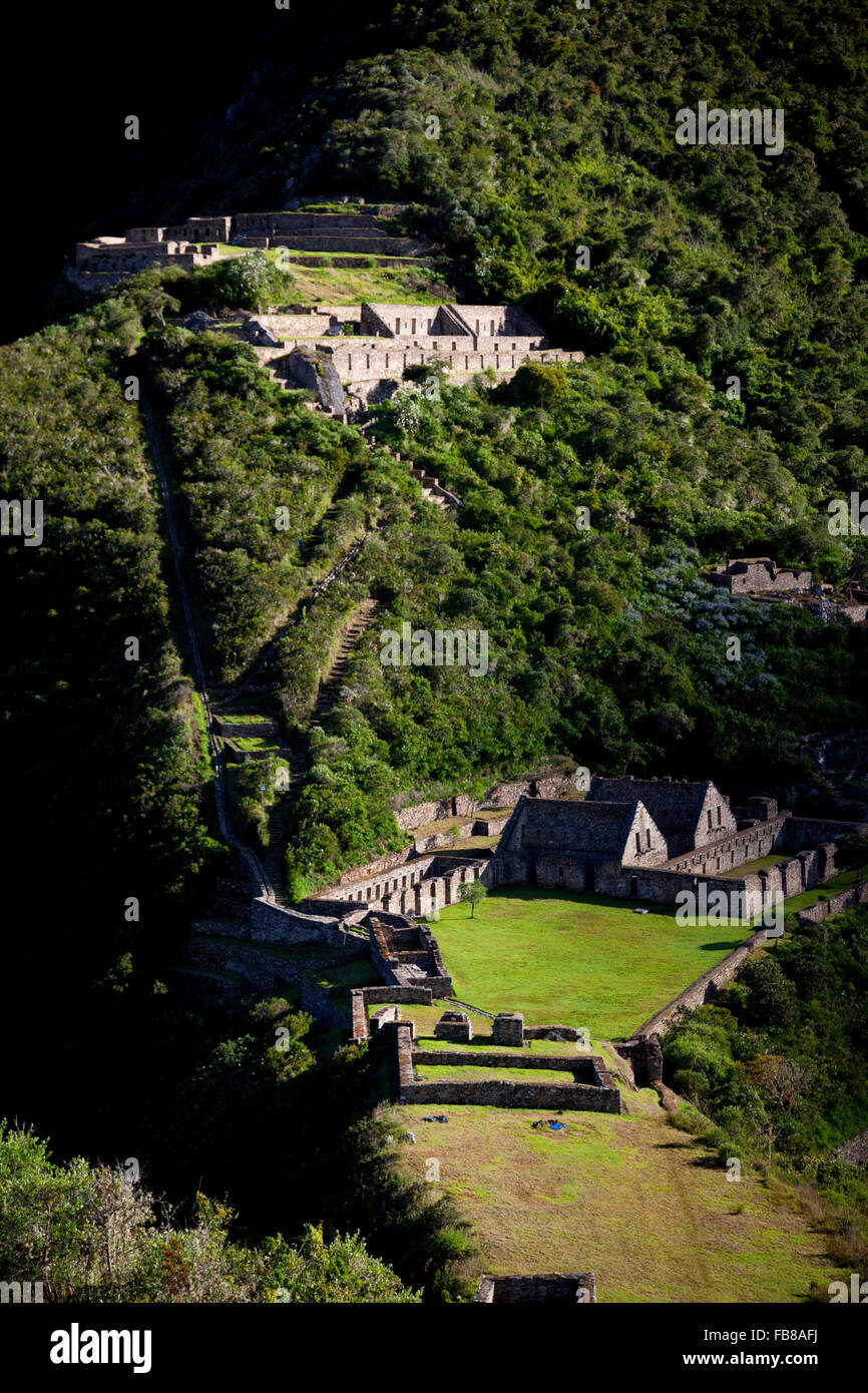 Ruines sur une haute terrasse dans le complexe ruine Choquequirao Banque D'Images