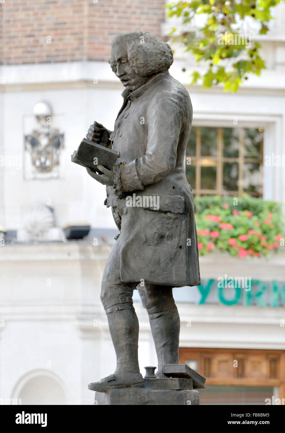 Londres, Angleterre, Royaume-Uni. Statue de Samuel Johnson, derrière St Clement Danes church, the strand (1910, Percy Hetherington Fitzgerald) Banque D'Images