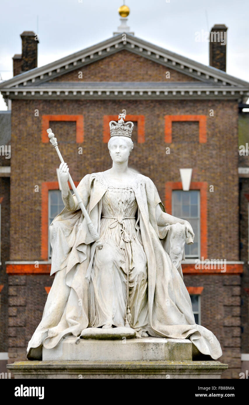 Londres, Angleterre, Royaume-Uni. Statue : jeune reine Victoria (1819-1901) Le palais de Kensington. Statue en marbre (1893) par la Princesse Louise Banque D'Images